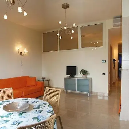 Апартаменты Sleeps 4 Air Con Wifi